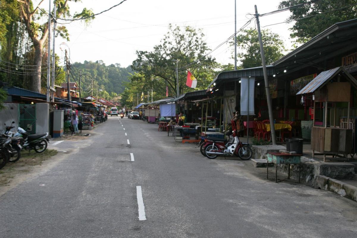 Główna ulica w Teluk Nipah (rano)